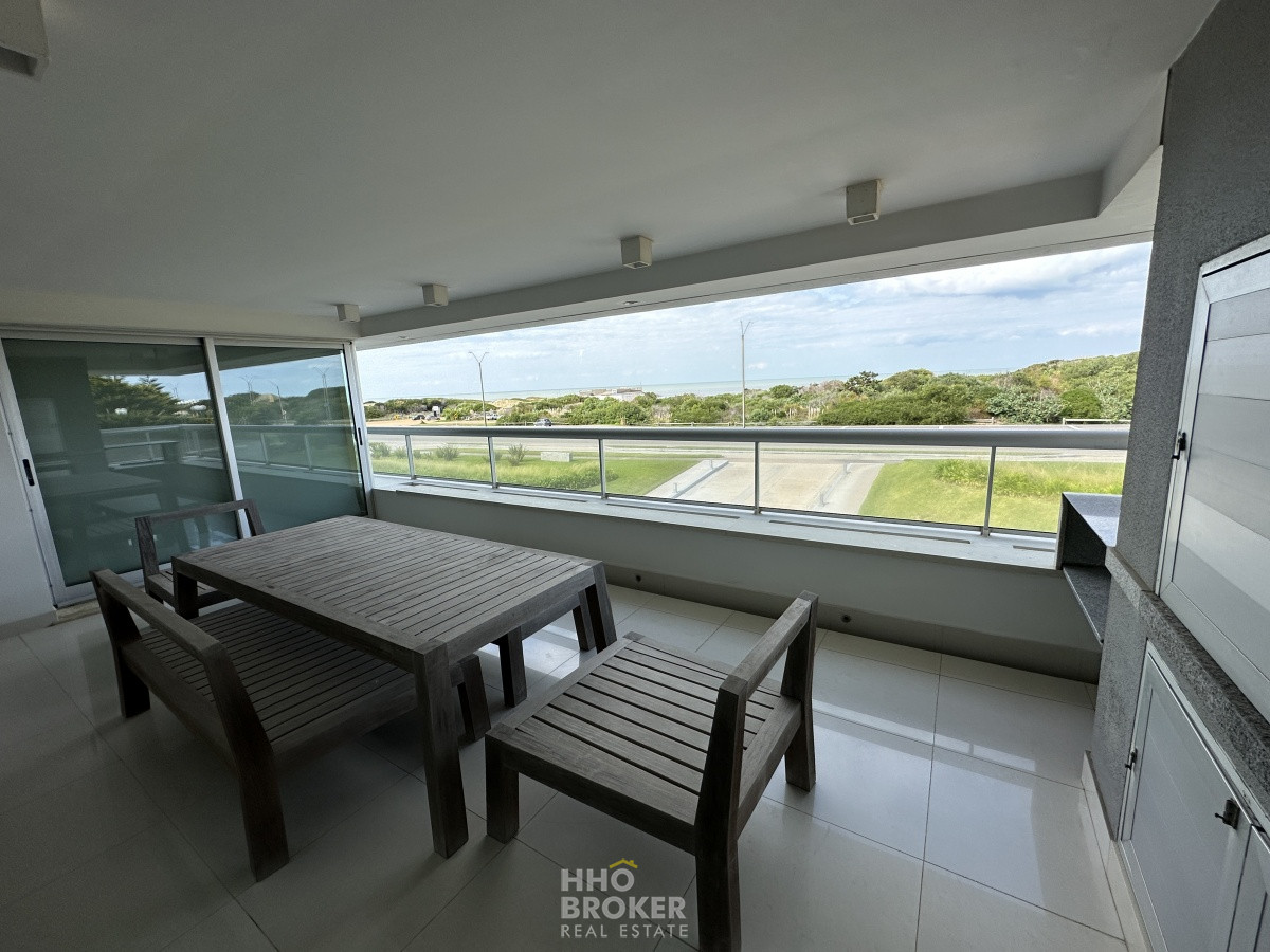 DEPARTAMENTO EN VENTA. SEMI-PISO. FRENTE AL MAR. PLAYA BRAVA. PUNTA DEL ESTE. - HHO2959A