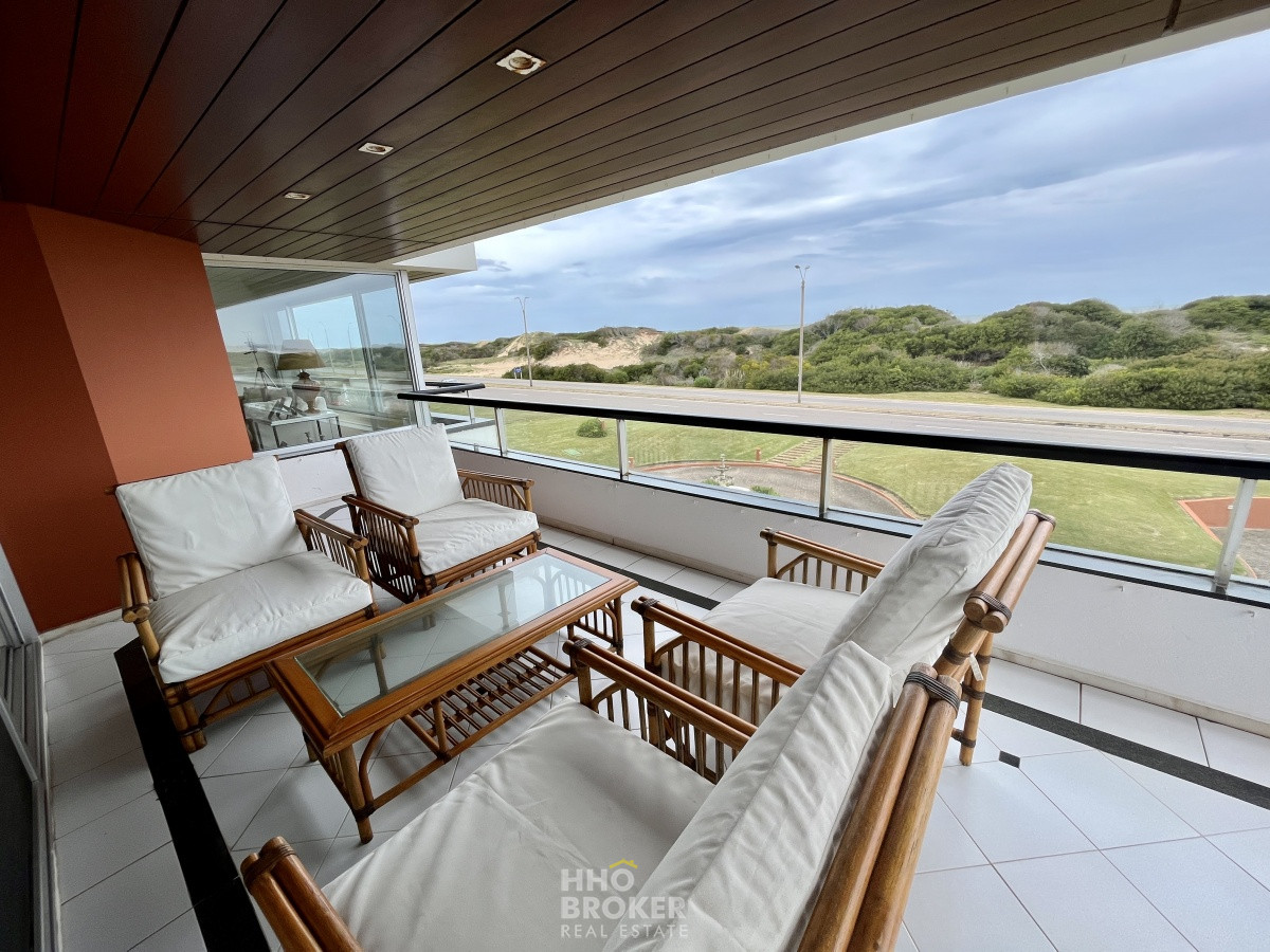 DEPARTAMENTO EN ALQUILER. PLAYA BRAVA. FRENTE AL MAR. PUNTA DEL ESTE. - HHO2647A