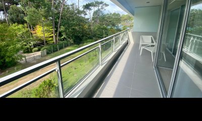 Departamento penthouse de 2 dormitorios en Playa Brava terraza con parrillero!