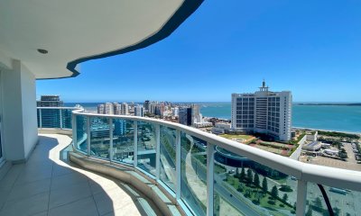 APARTAMENTO EN VENTA 3 DORMITORIOS Y SERVICIO PLAYA MANSA PISO ALTO CON PARRILLERO PROPIO