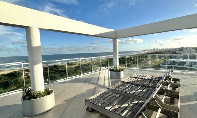 DEPARTAMENTO EN VENTA. PENT HOUSE. FRENTE AL MAR. PLAYA BRAVA. PUNTA DEL ESTE.