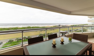 Apartamento en venta de 3 dormitorios, Torre Lobos, Punta del este, Playa Brava.