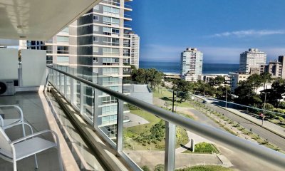 Venta de esquinero en ONE 1 TOWER, 3 suites + dependencia. Punta del Este.