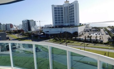 APARTAMENTO EN VENTA DE 2 DORMITORIOS EN PLAYA MANSA-TERRAZA CON PARRILLERO