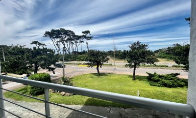 Venta Departamento 2 dormitorios, Edificio Mediterraneo, primera fila Playa Mansa, Punta del Este.