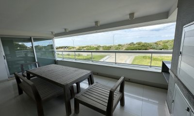 DEPARTAMENTO EN VENTA. SEMI-PISO. FRENTE AL MAR. PLAYA BRAVA. PUNTA DEL ESTE.