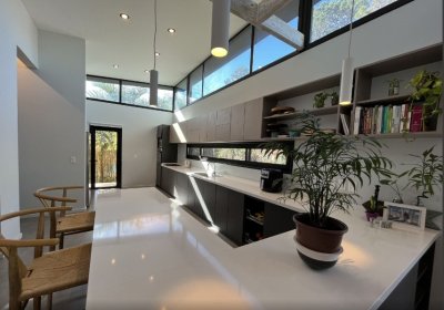 casa en venta, lugano, 3 dormitorios + dependencia, punta del este. - hho3532c