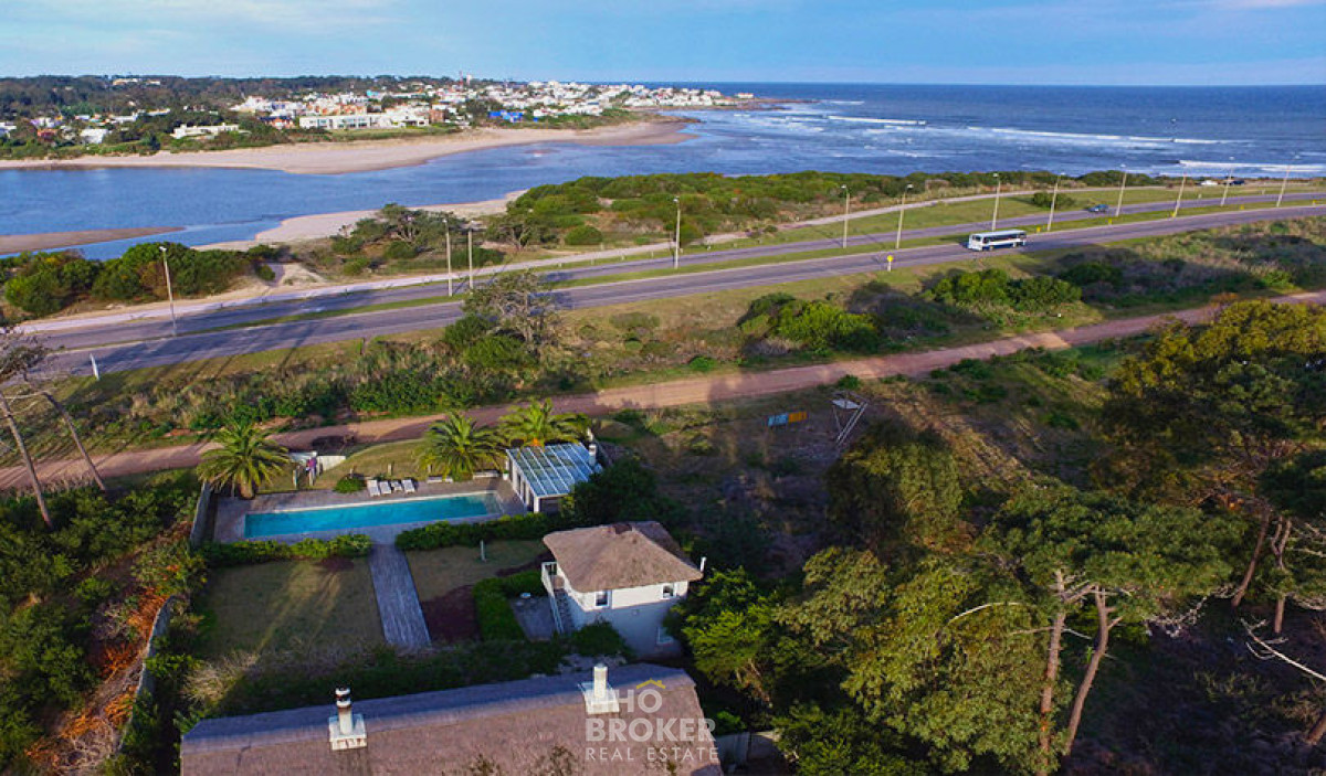 ESPECTACULAR CASA. FRENTE A LA BARRA. PUNTA DEL ESTE - HHO328C