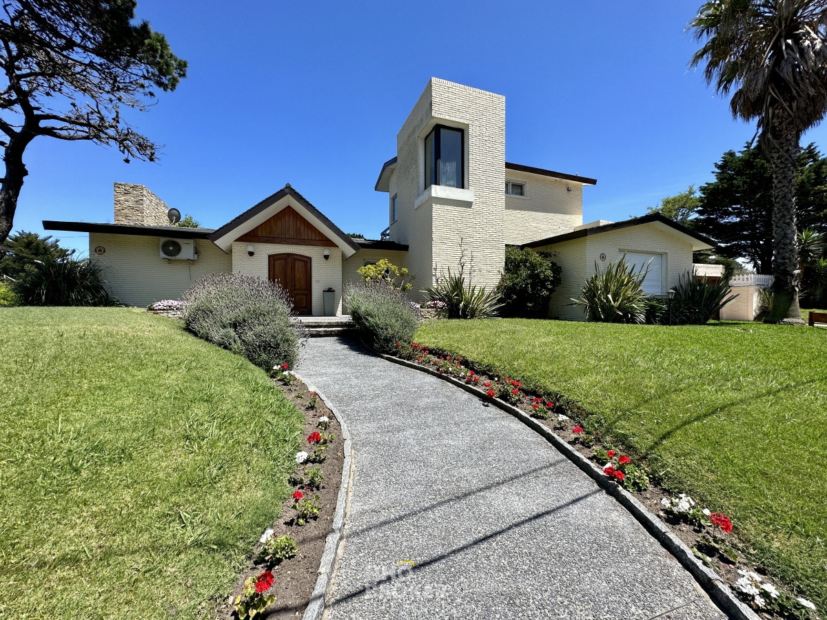CASA A LA VENTA. PLAYA MANSA. PUNTA DEL ESTE. - HHO285C