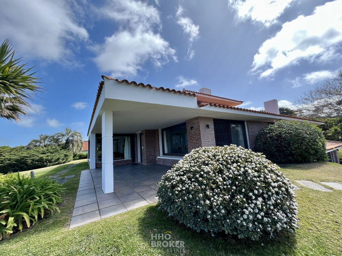 CASA EN ALQUILER. FRENTE AL MAR. PLAYA BRAVA. PUNTA DEL ESTE. - HHO2657C