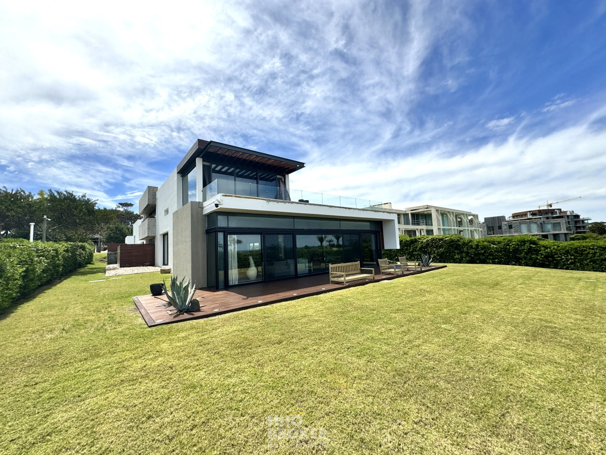 CASA EN VENTA. ESPECTACULAR UBICACION. MANANTIALES LAGUNA BLANCA PUNTA DEL ESTE - HHO2416C