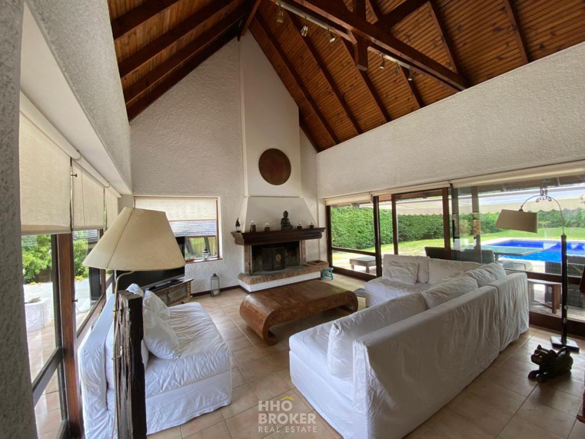 Venta Casa, 4 dormitorios + dependencia, piscina climatizada,  Lugano, Punta del Este. - HHO2688C