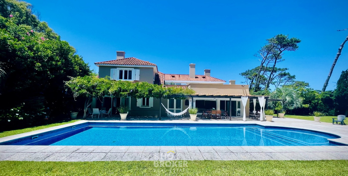 Casa a la venta muy cerca del mar, Playa Brava, Punta del Este. - HHO129C