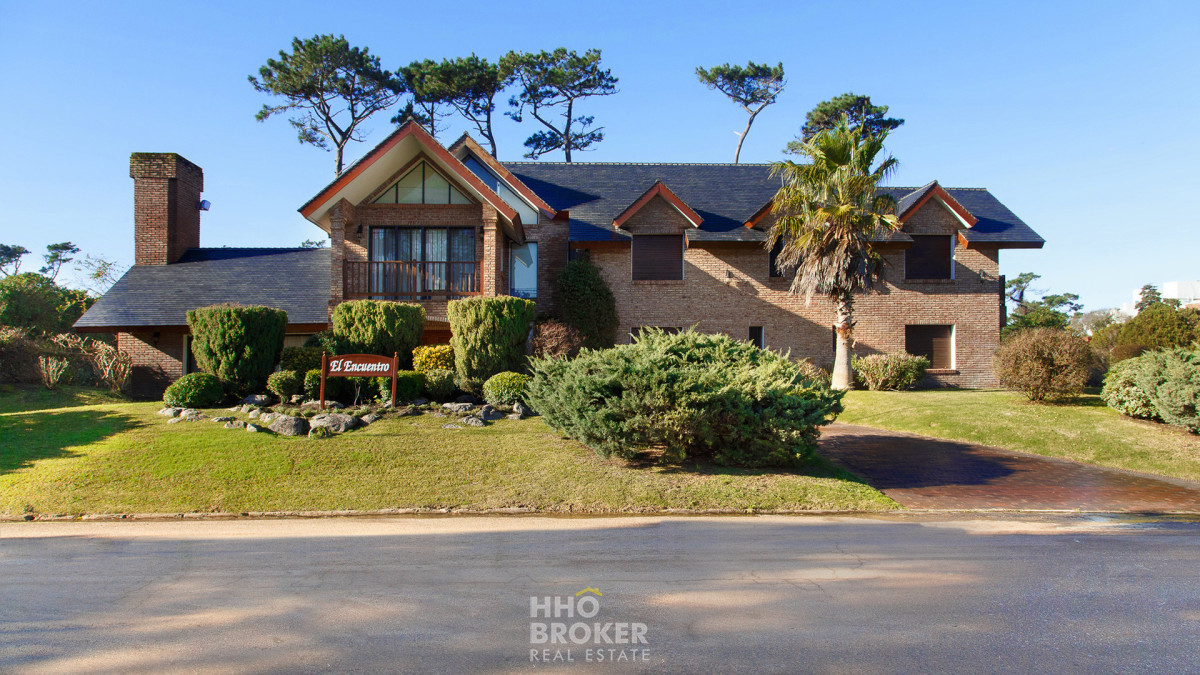 ESPECTACULAR RESIDENCIA A PASOS DEL MAR -  PLAYA MANSA PUNTA DEL ESTE - HHO134C