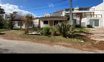 CASA EN VENTA. LA BARRA. A PASOS DEL MAR. UBICACIÓN ESPECTACULAR.
