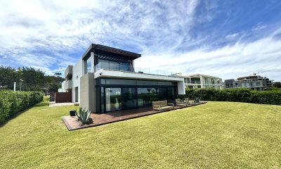 CASA EN VENTA. ESPECTACULAR UBICACION. MANANTIALES LAGUNA BLANCA PUNTA DEL ESTE