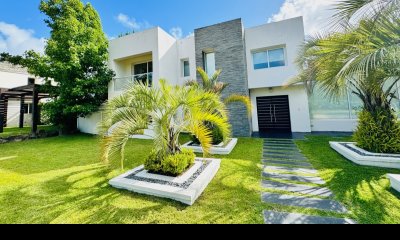 CASA EN VENTA. BARRIO PRIVADO. 4 DORMITORIOS EN SUITE. BOULEVARD PARK. PUNTA DEL ESTE