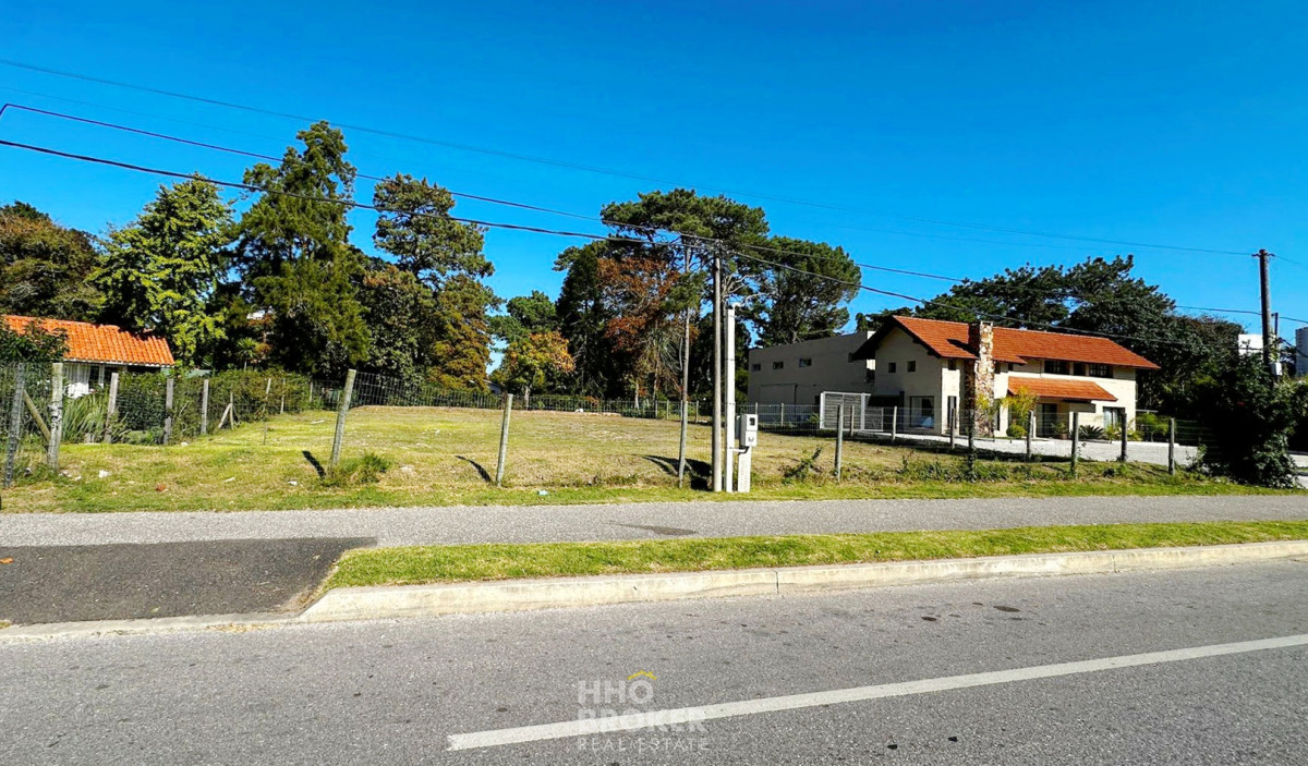 TERRENO EN VENTA | AV. CÓRDOBA | PUNTA DEL ESTE. 1.350m² LISTO PARA CONSTRUIR - HHO4237T