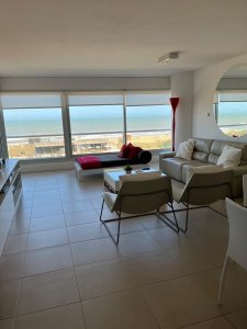 Departamento en venta de 2 Dormitorios y dependencia de servicio en Edificio Le Parc. Brava, Punta del Este