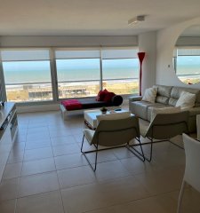 Departamento en venta de 2 Dormitorios y dependencia de servicio en Edificio Le Parc. Brava, Punta del Este