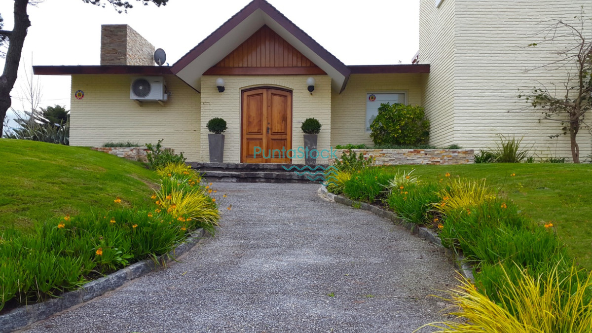 Venta y alquiler anual casa a pasos de la playa Mansa  - PSK2701C
