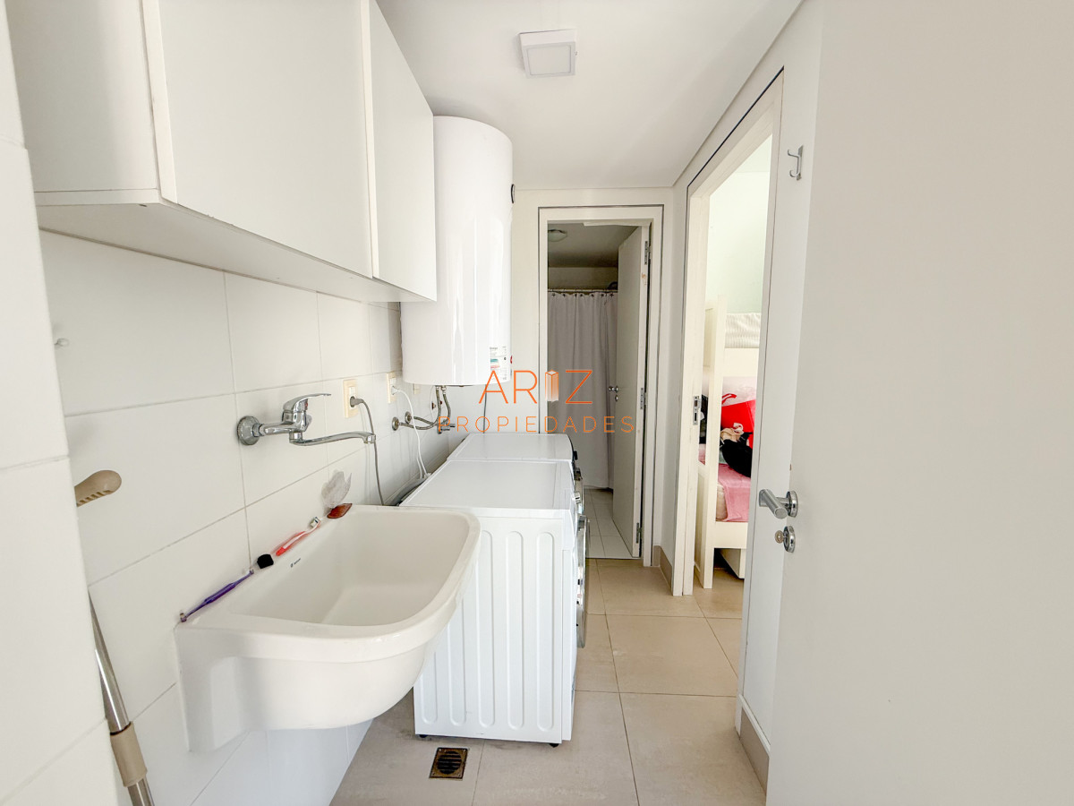 Apartamento ID.2458 - VENTA PRIMERA LINEA BRAVA 2 DORMITORIOS + DEPENDENCIA PUNTA DEL ESTE