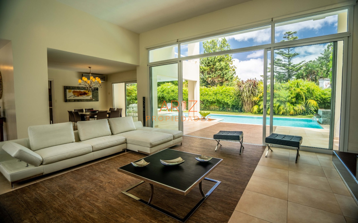 Casa ID.2056 - ALQUILER ANUAL CASA BOULEVARD PARK BARRIO PRIVADO 4 DORMITORIOS PUNTA DEL ESTE
