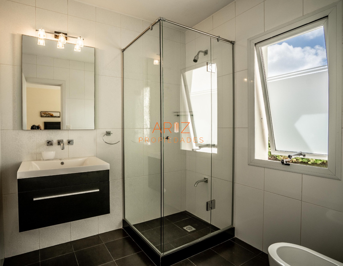 Casa ID.2056 - ALQUILER ANUAL CASA BOULEVARD PARK BARRIO PRIVADO 4 DORMITORIOS PUNTA DEL ESTE