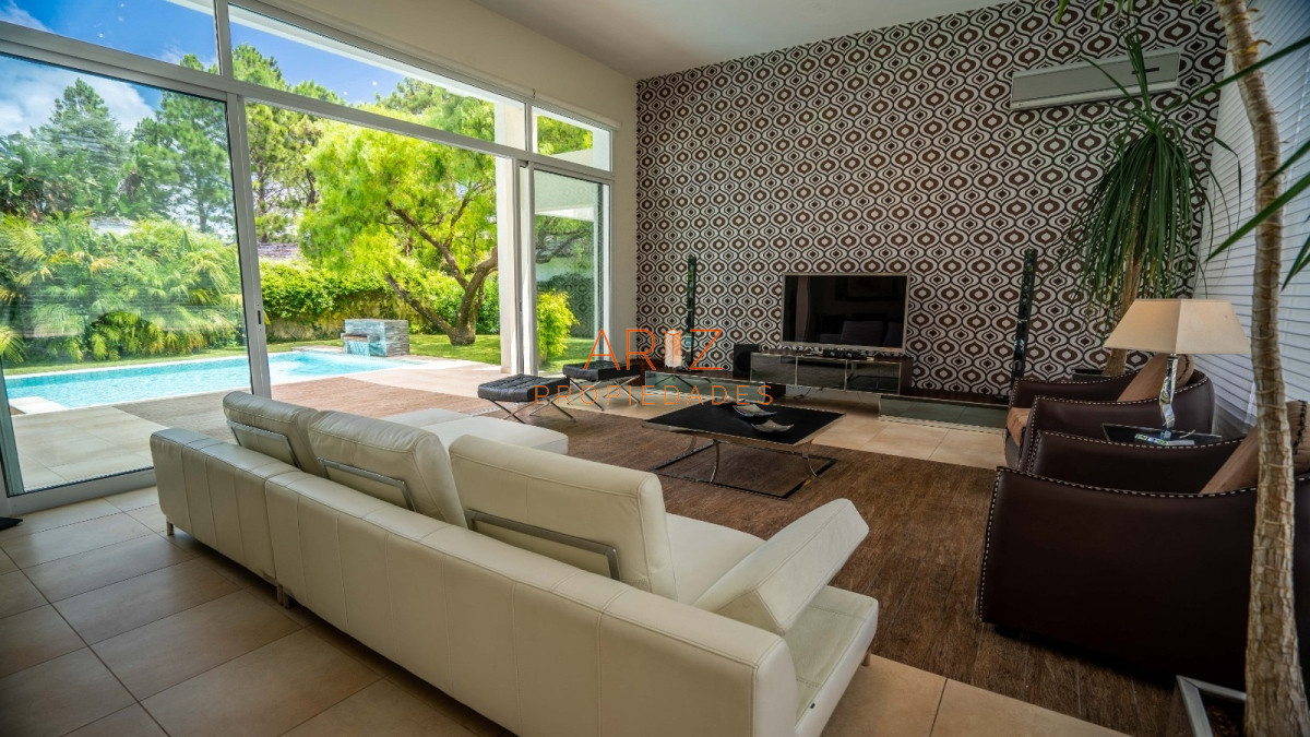 Casa ID.2056 - ALQUILER ANUAL CASA BOULEVARD PARK BARRIO PRIVADO 4 DORMITORIOS PUNTA DEL ESTE