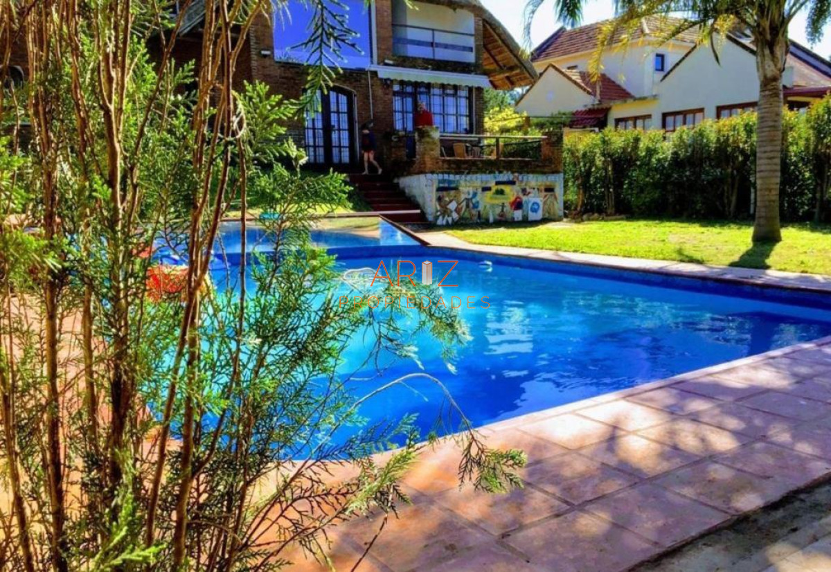 Casa ID.2216 - Completo quincho disponible en alquiler anual 