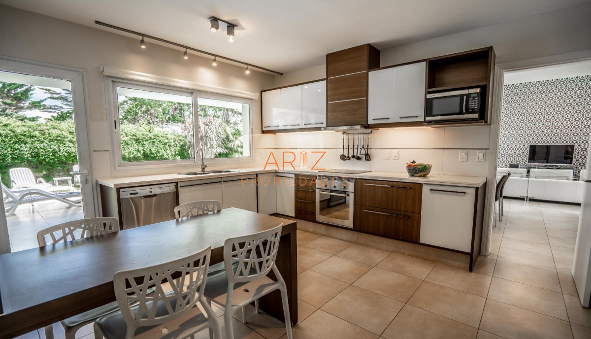Casa ID.2056 - ALQUILER ANUAL CASA BOULEVARD PARK BARRIO PRIVADO 4 DORMITORIOS PUNTA DEL ESTE