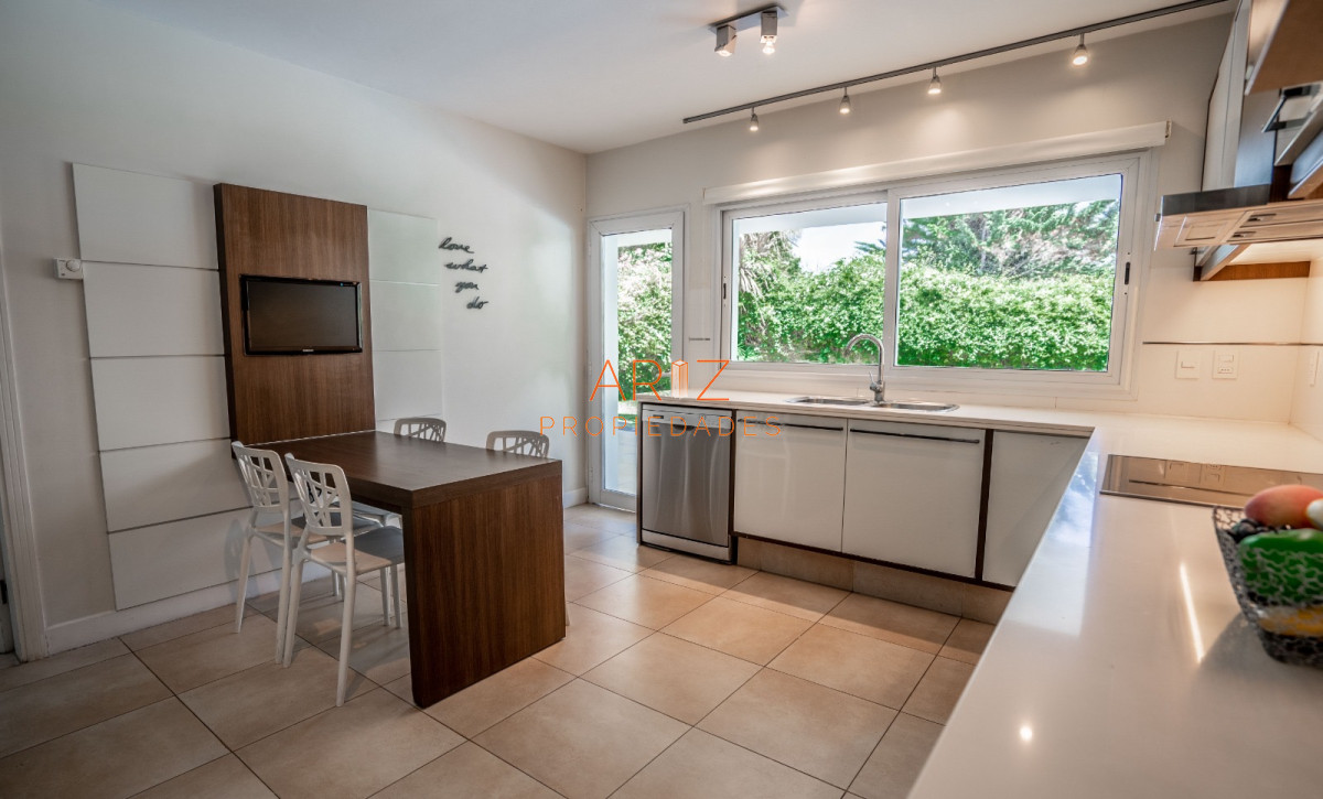 Casa ID.2056 - ALQUILER ANUAL CASA BOULEVARD PARK BARRIO PRIVADO 4 DORMITORIOS PUNTA DEL ESTE