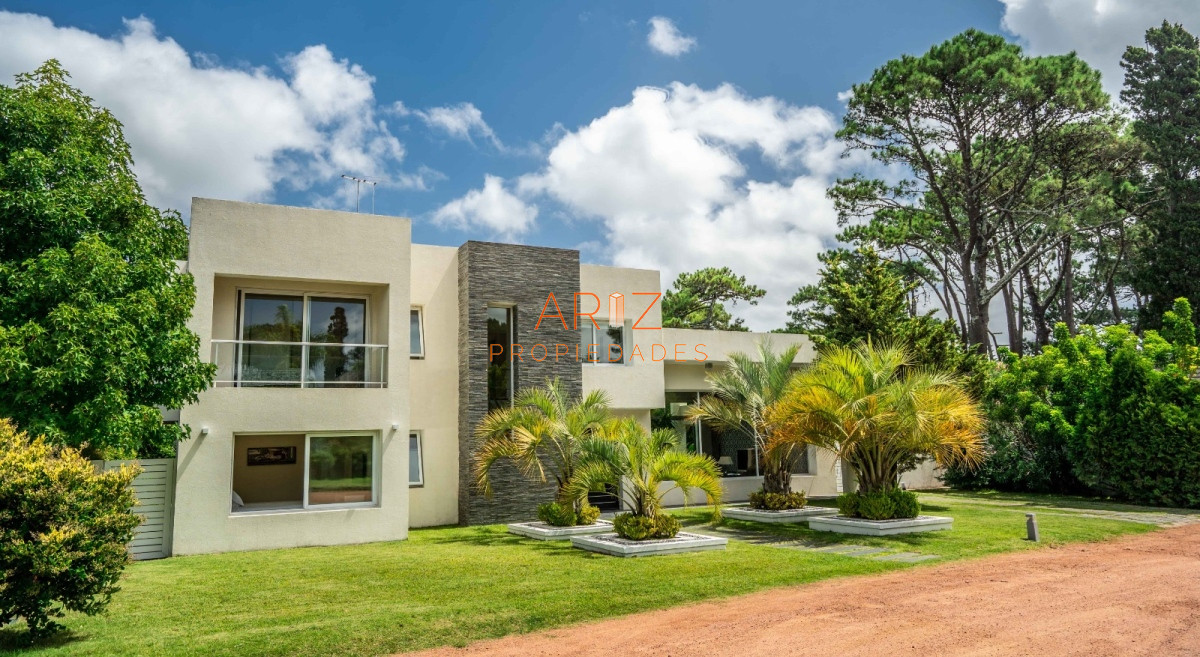Casa ID.2056 - ALQUILER ANUAL CASA BOULEVARD PARK BARRIO PRIVADO 4 DORMITORIOS PUNTA DEL ESTE