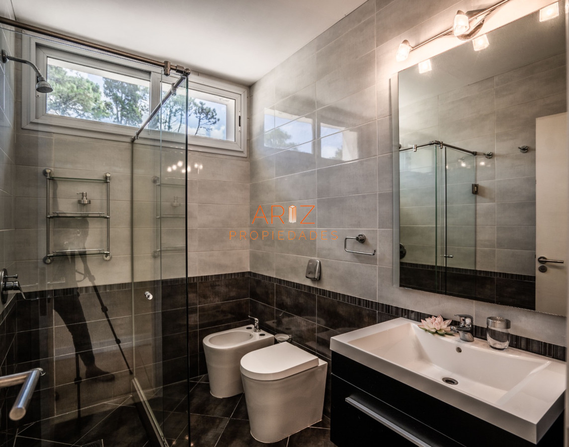 Casa ID.2056 - ALQUILER ANUAL CASA BOULEVARD PARK BARRIO PRIVADO 4 DORMITORIOS PUNTA DEL ESTE