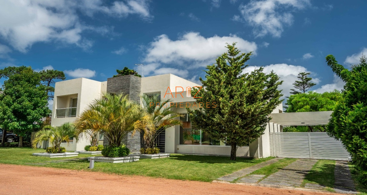 Casa ID.2056 - ALQUILER ANUAL CASA BOULEVARD PARK BARRIO PRIVADO 4 DORMITORIOS PUNTA DEL ESTE