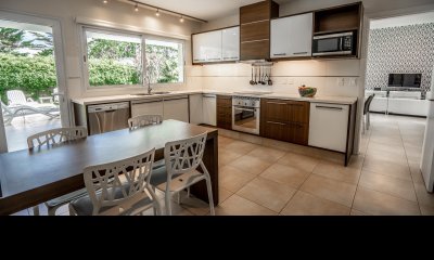 ALQUILER ANUAL CASA BOULEVARD PARK BARRIO PRIVADO 4 DORMITORIOS PUNTA DEL ESTE