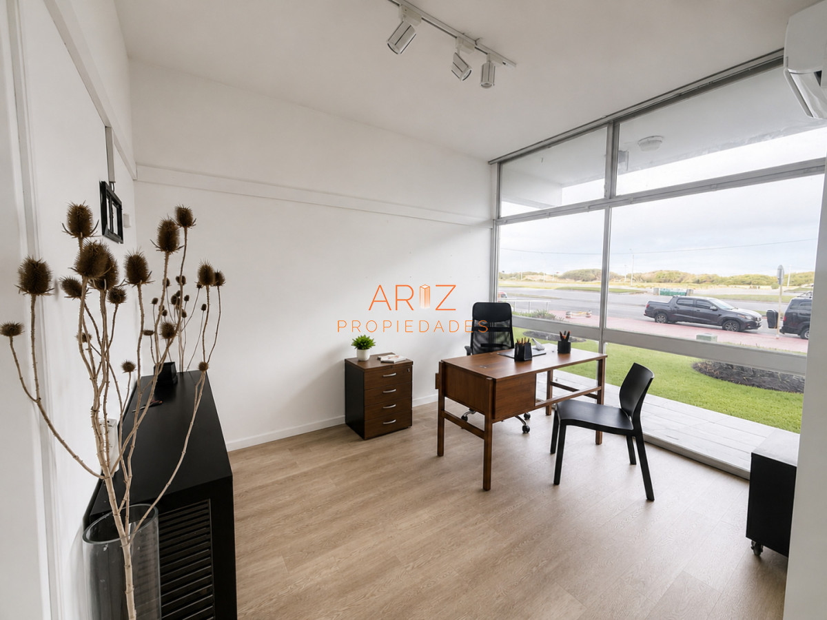 Local Comercial ID.2568 - ALQUILER ANUAL DE LOCAL PRIMERA LINEA BRAVA PUNTA DEL ESTE