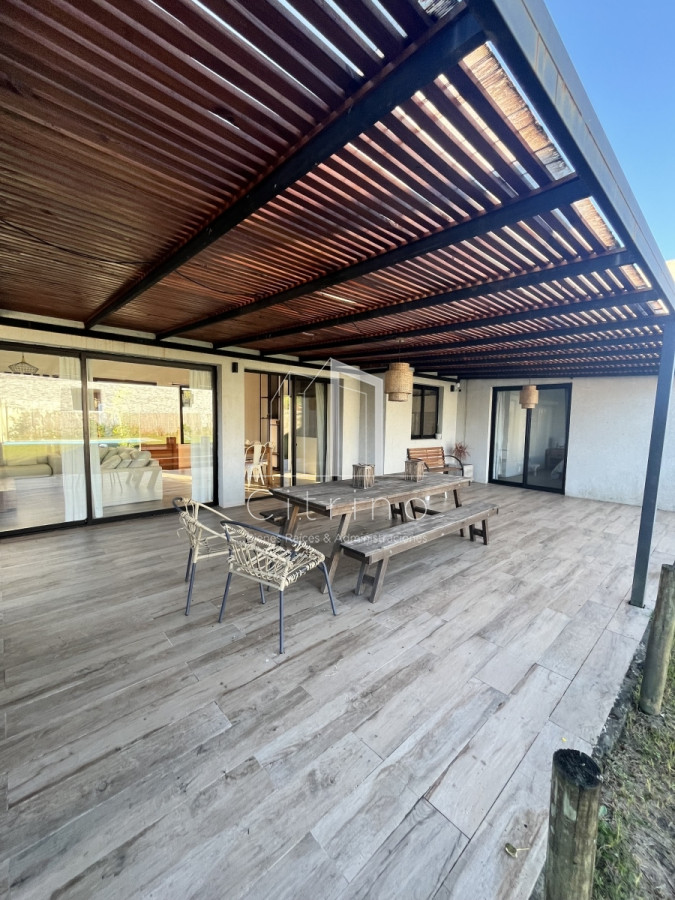 Casa ID.1042 - Alquiler Anual y Venta hermosa casa en Barrio Privado 