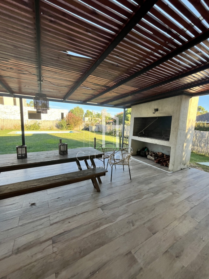 Casa ID.1042 - Alquiler Anual y Venta hermosa casa en Barrio Privado 