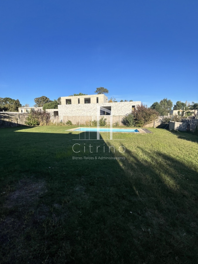 Casa ID.1042 - Alquiler Anual y Venta hermosa casa en Barrio Privado 
