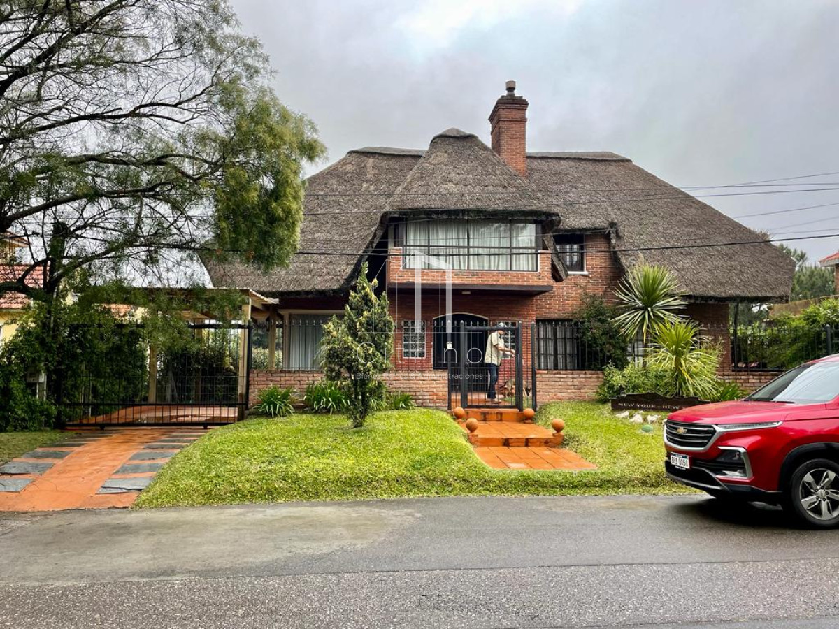 Casa ID.1607 - Completo quincho disponible en alquiler anual 
