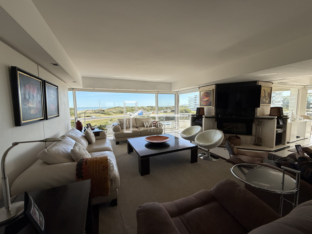 Apartamento ID.362 - Alquiler de hermoso apto, planta amplia y luminosa en Playa Brava