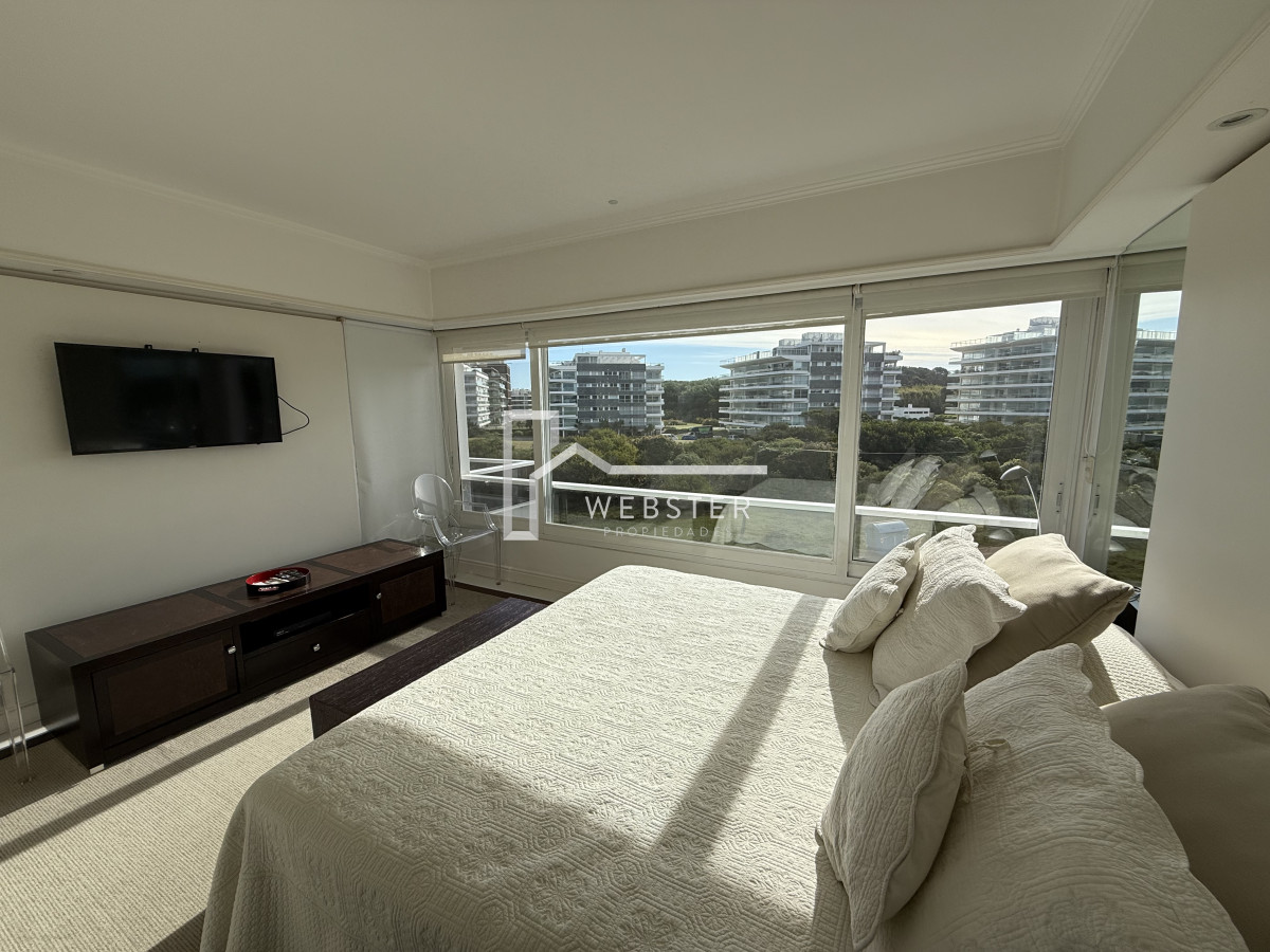 Apartamento ID.362 - Alquiler de hermoso apto, planta amplia y luminosa en Playa Brava