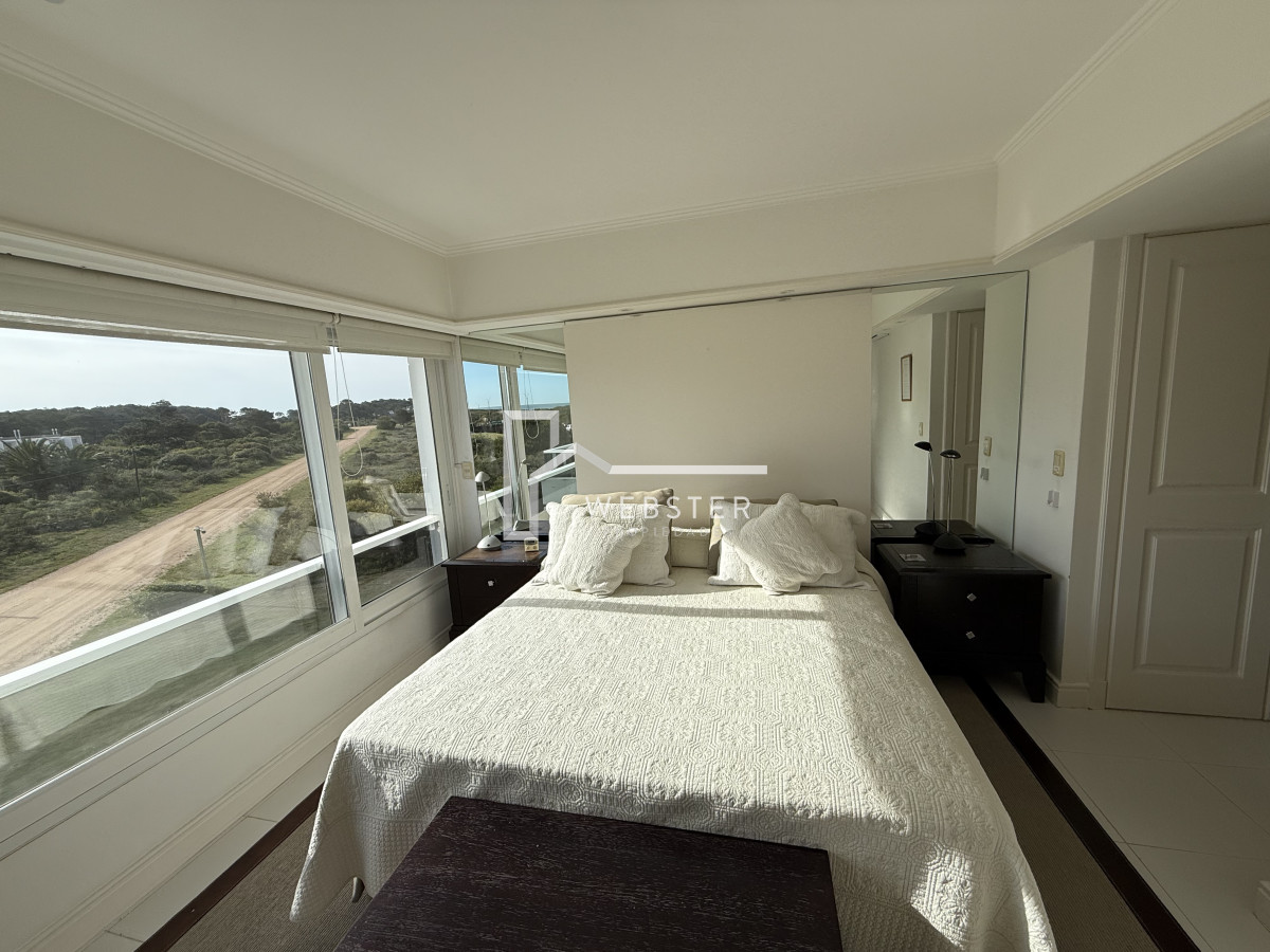 Apartamento ID.362 - Alquiler de hermoso apto, planta amplia y luminosa en Playa Brava