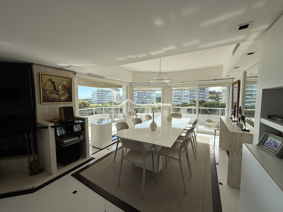 Apartamento ID.362 - Alquiler de hermoso apto, planta amplia y luminosa en Playa Brava