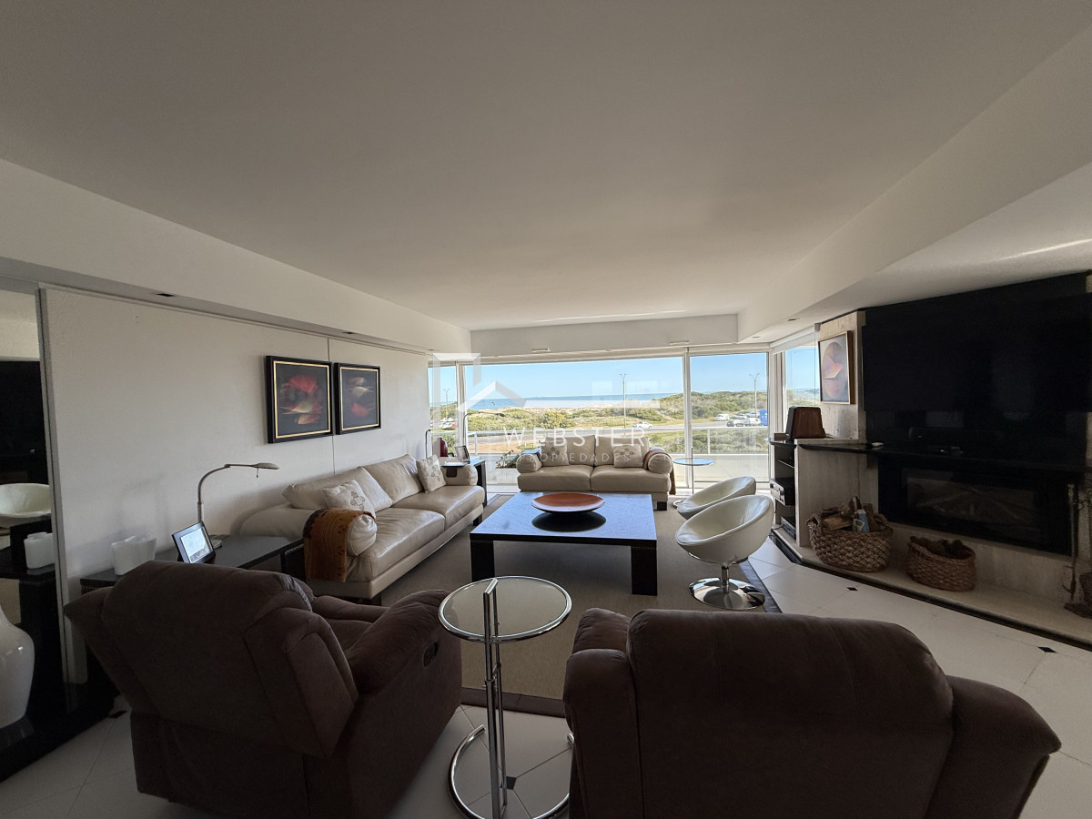 Apartamento ID.362 - Alquiler de hermoso apto, planta amplia y luminosa en Playa Brava
