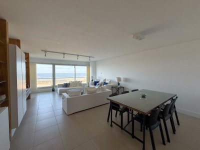 Luminoso y cómodo apartamento en primera linea Playa Brava 