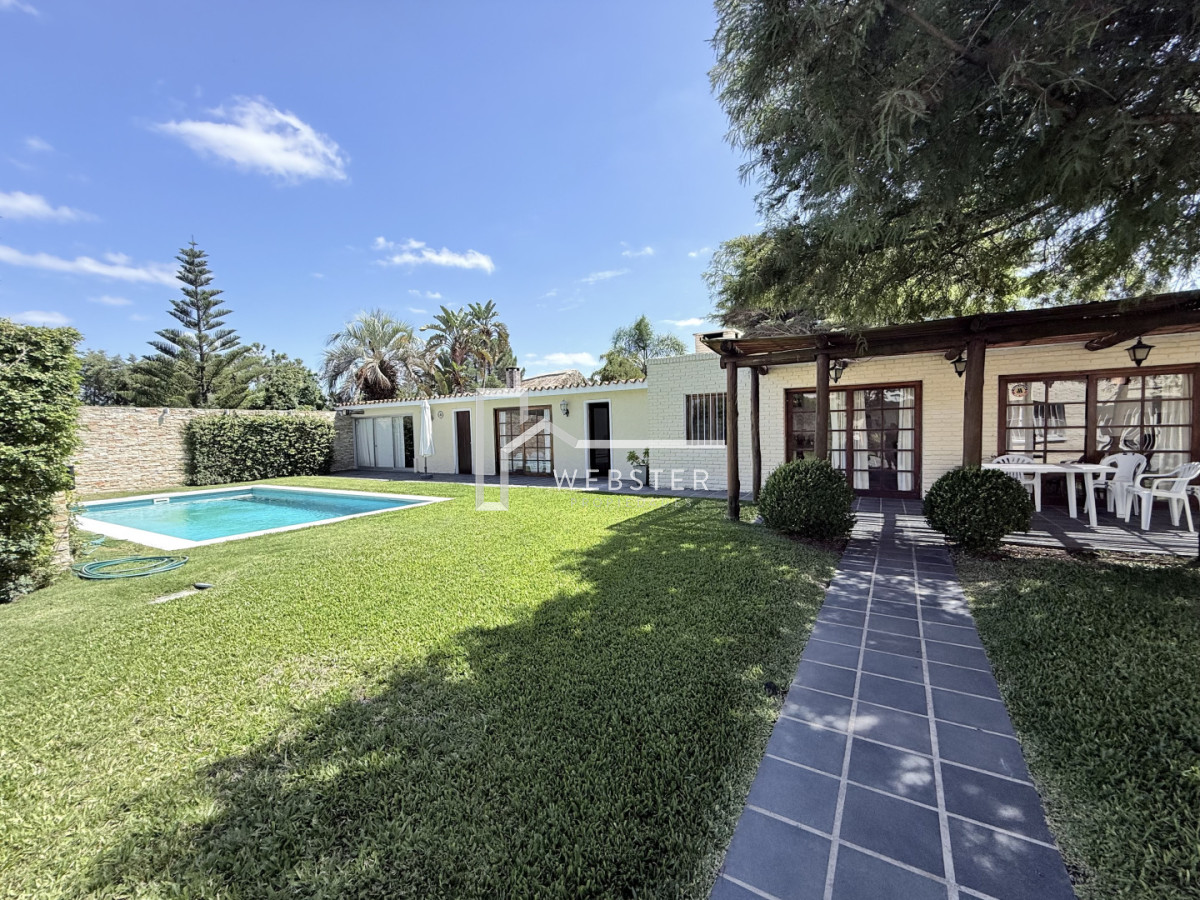Casa ID.2679 - Venta y alquiler anual casa a pasos de la playa Mansa 