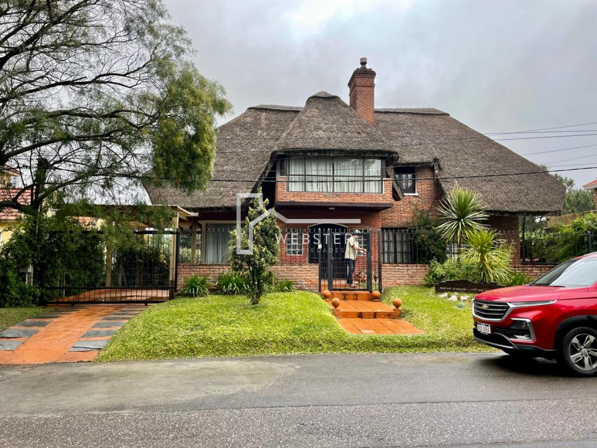 Casa ID.552 - Completo quincho disponible en alquiler anual 