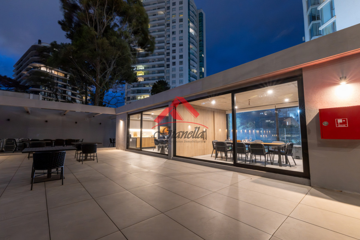 Apartamento ID.2221 - Apartamento de 2 dormitorios en venta, Playa Brava, Punta del Este